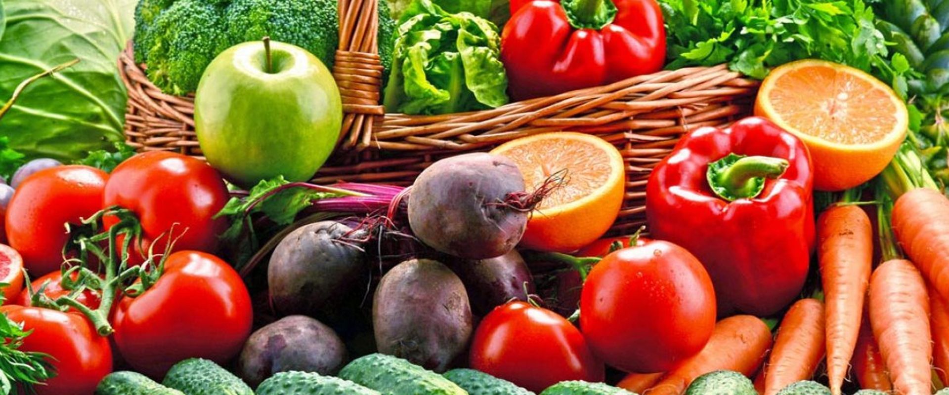 Canasta con frutas, verduras y hortalizas